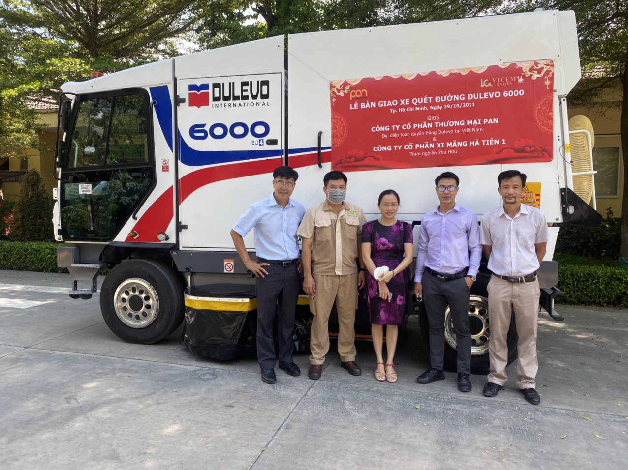 Lễ bàn giao xe quét đường Dulevo 6000 cho Công ty Cổ phần Xi măng Hà Tiên 1