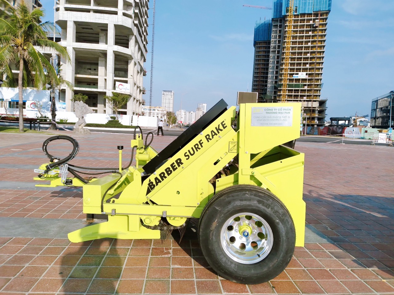 Lễ bàn giao xe cào rác bãi biển cho Phú Quốc, Nha Trang và Đà Nẵng