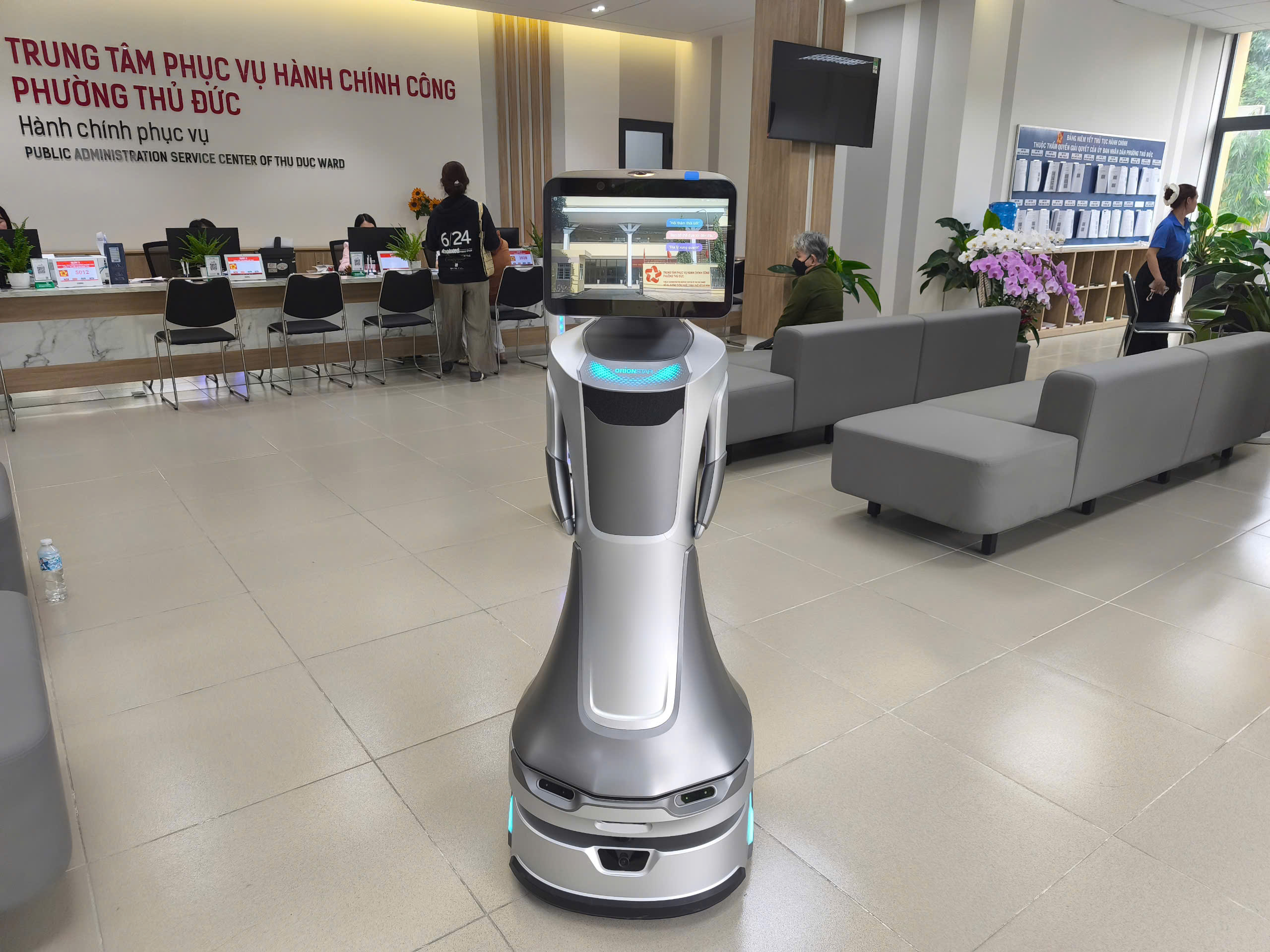 Thủ tục hành chính trở nên đơn giản hơn khi có robot hỗ trợ
