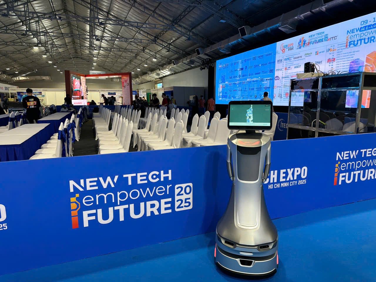 Robot lễ tân Pan Robotics nổi bật tại iTech Expo 2025