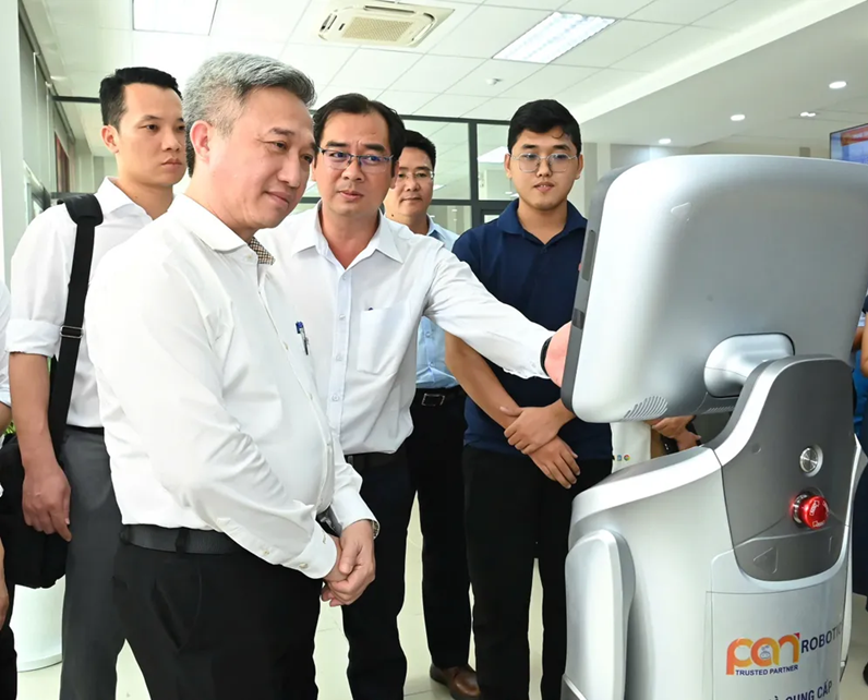 Lãnh đạo TP.HCM trải nghiệm robot hành chính tại Phường Thủ Đức