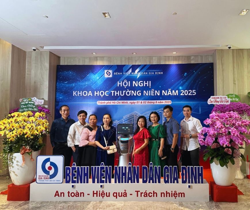 Robot lễ tân của Pan Robotics hỗ trợ tiếp đón khách mời tại Hội nghị Khoa học Thường niên Bệnh viện Nhân Dân Gia Định 2025