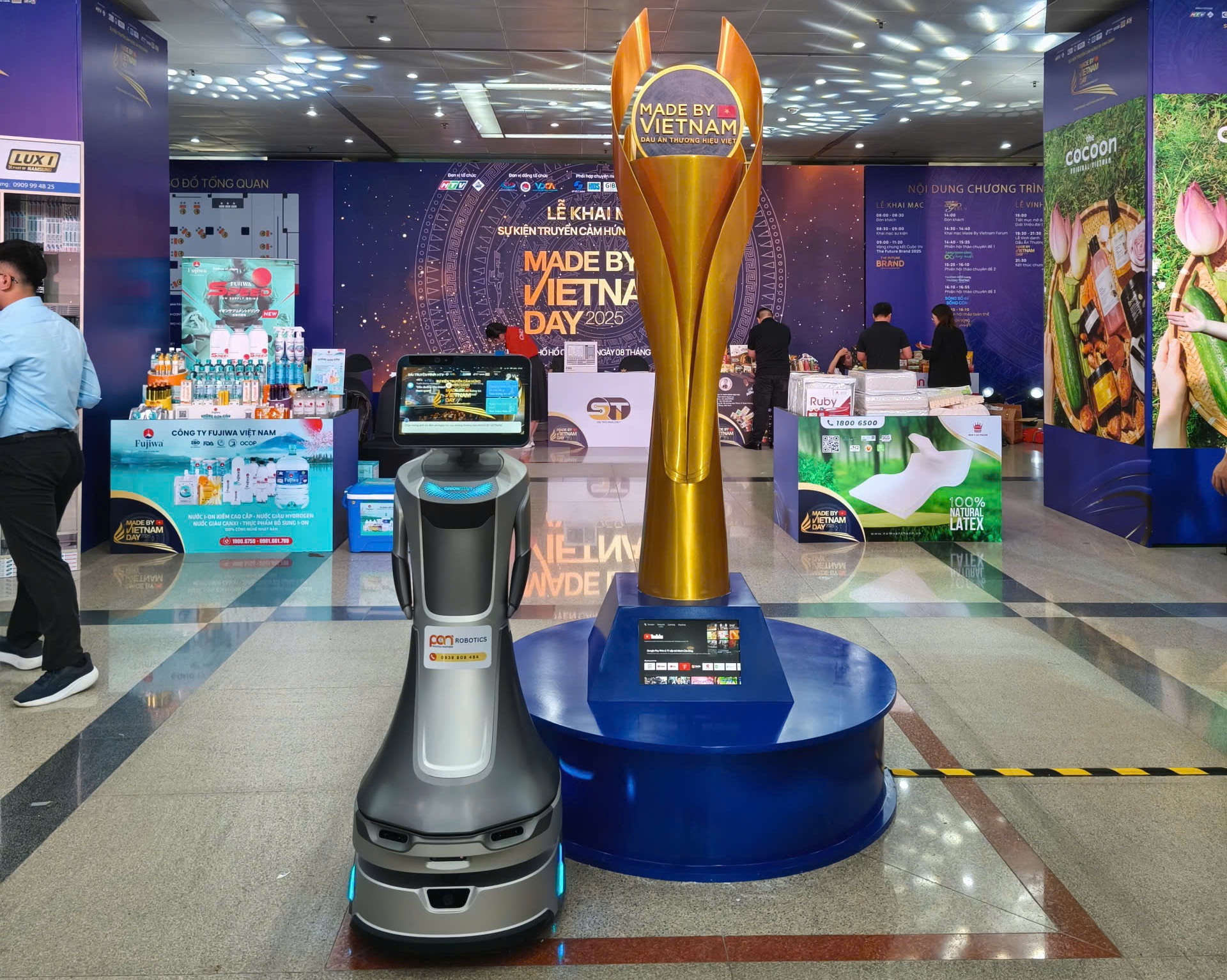 Robot lễ tân Pan Robotics tạo dấu ấn tại sự kiện tôn vinh thương hiệu Việt Made by Vietnam 2025