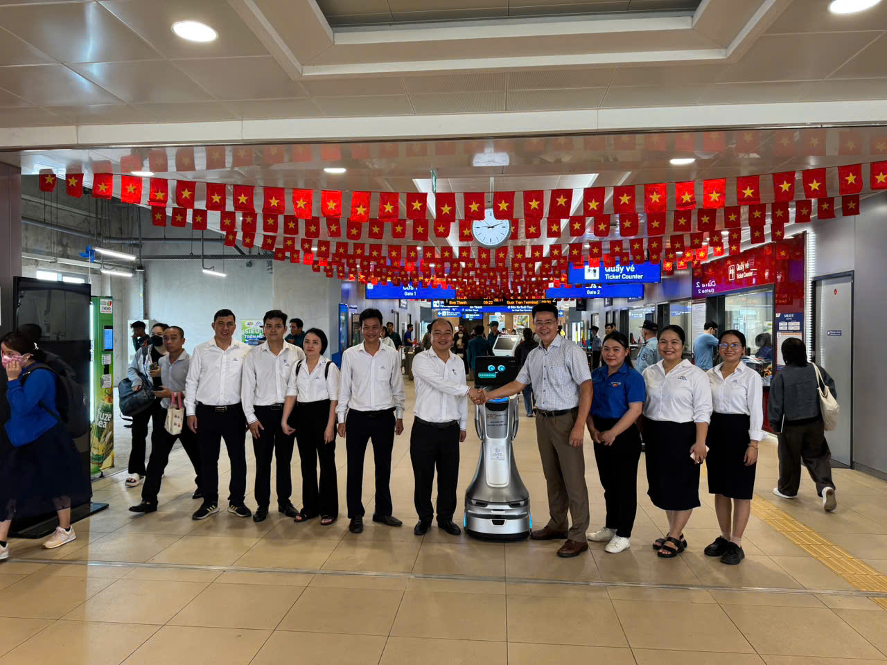 Robot lễ tân Pan Robotics xuất hiện tại sự kiện hợp tác văn hóa – du lịch giữa phường Thủ Đức với metro 1
