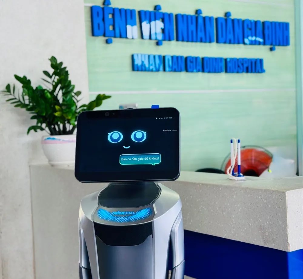Robot lễ tân phục vụ bệnh nhân tại bệnh viện – Giải pháp chuyển đổi số ngành y tế