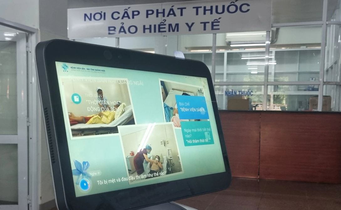 Bệnh viện Sản Nhi tỉnh Quảng Ngãi lần đầu ứng dụng robot lễ tân thông minh – Pan Robotics đồng hành triển khai