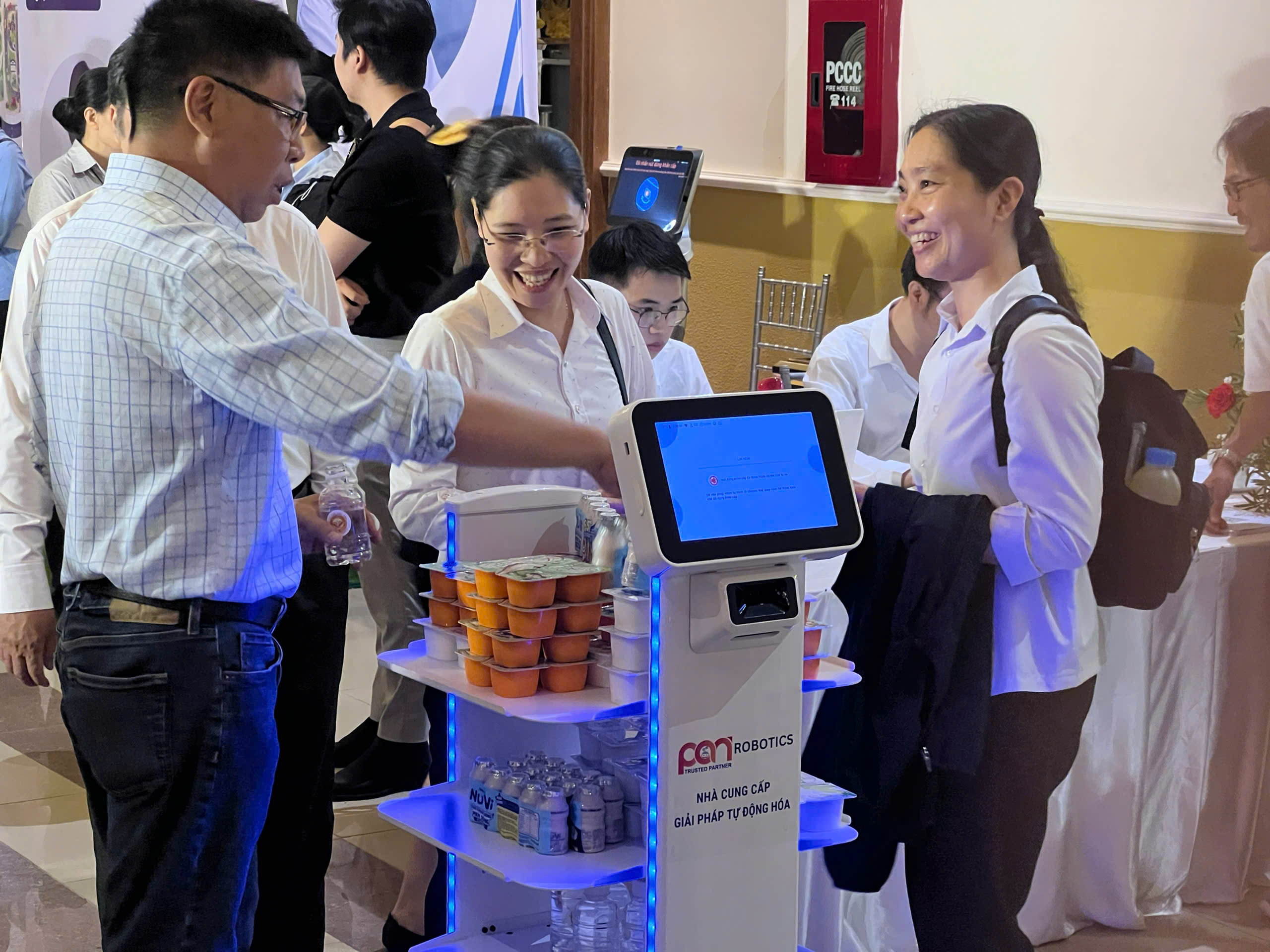 Robot lễ tân – robot dịch vụ: Vai trò trong chiến lược trải nghiệm khách hàng năm 2026